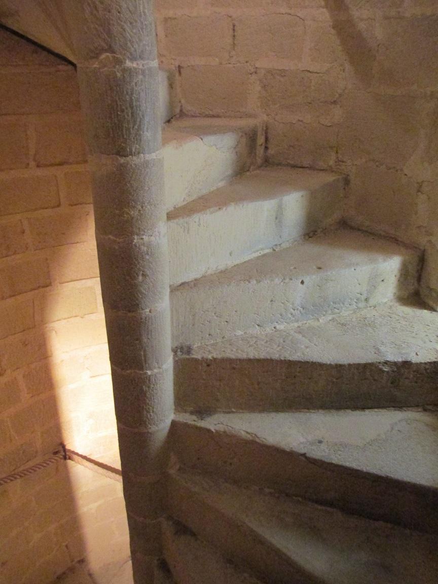 Bassoues - escalier du donjon